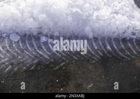 Dettaglio di un cartello di passaggio su una strada innevata in inverno, pericolo Foto Stock