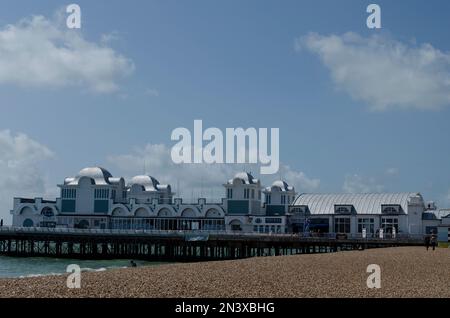 Southsea Hampshire Inghilterra - 19 2019 agosto, Southsea Pier in una giornata d'estate con la spiaggia di fronte e tutte le giostre funfare e i negozi visibili. Foto Stock