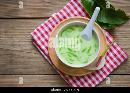 Dessert tailandese - farina di riso tailandese pandan foglia con latte di cocco e sciroppo dolci dessert su ciotola bianca, cibo asiatico - vista dall'alto Foto Stock