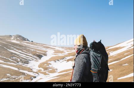 È tempo di pensare. Bell'escursionista bearded con zaino in piedi che guarda il copyspace Foto Stock