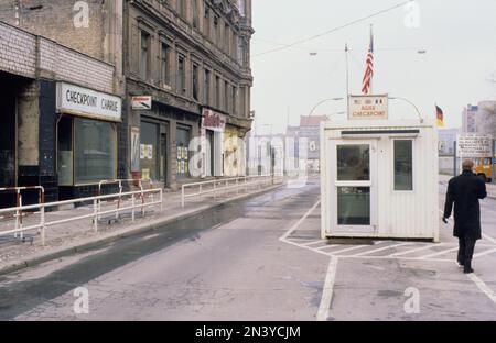 Il muro di Berlino. Una barriera di cemento sorvegliata che circondava Berlino Ovest dal 1961 al 1989, separandola da Berlino Est e Germania Est. La costruzione del muro di Berlino iniziò nel 1961. Berlino Ovest era un'enclave politica che comprendeva la parte occidentale di Berlino durante gli anni della guerra fredda. Foto scattata nel 1978 del Checkpoint alleato Charlie. Foto Stock