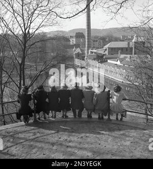 Negli anni '1940s. Un gruppo di donne e un solo uomo, preso per illustrare le proporzioni di uomini e donne nella città svedese Borås dove al tempo, per ogni uomo, c'erano sette donne, una popolazione dominata dalle donne. Svezia 1942 Kristoffersson A41-6 Foto Stock