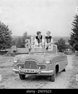 Guida in 1950s. Una coppia è visto seduto nella loro macchina, un Ford Zephy convertibile. Svezia 1955 Foto Stock