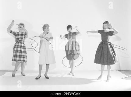 Negli anni '1950s. Donne Hula Hooping. Una mania che culminò nel 1958 con circa 20 milioni di anelli hula venduti in meno di quattro mesi negli Stati Uniti. Svezia 1958 rif BV18-5 Foto Stock