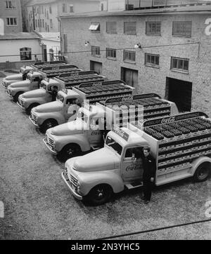 Coca cola negli anni '1950s. Nel 1 gennaio 1953 la Coca-Cola è stata inizialmente autorizzata ad essere fabbricata e venduta in Svezia, essendo precedentemente limitata dalle vendite in Svezia, poiché il contenuto di Coca-Cola includeva sostanze vietate come l'acido fosforico e la caffeina. Panoramica dei primi veicoli di distribuzione della birreria Mineralvattenfabriken tre Kronor caricati con bottiglie Coca-Cola. Veicoli Volvo modello L34 modificati e verniciati in rosso per l'uso esclusivo sui veicoli Coca-Cola. Coca-Cola era presto con la pubblicità sui loro veicoli. Svezia 1953 Foto Stock