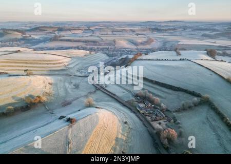 Uploders, Dorset, Regno Unito. 8th febbraio 2023. Vista dall'aria dei campi ricoperti di brina bianca a Uploders in Dorset in una chiara mattinata gelida poco dopo l'alba dopo una notte di temperature gelide. Picture Credit: Graham Hunt/Alamy Live News Foto Stock