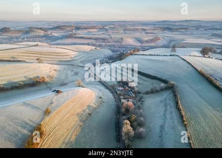 Uploders, Dorset, Regno Unito. 8th febbraio 2023. Vista dall'aria dei campi ricoperti di brina bianca a Uploders in Dorset in una chiara mattinata gelida poco dopo l'alba dopo una notte di temperature gelide. Picture Credit: Graham Hunt/Alamy Live News Foto Stock