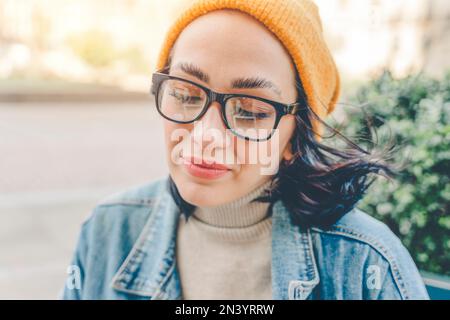 donna seduta, pensante e bevente caffè nel caffè. Concetto di stile di vita Foto Stock