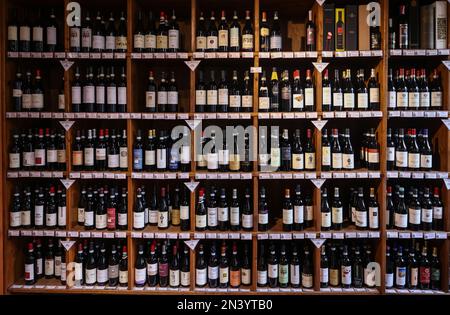 La Morra, Piemonte, Italia - 8 settembre 2022: Interno di una enoteca a la Morra, Piemonte Foto Stock