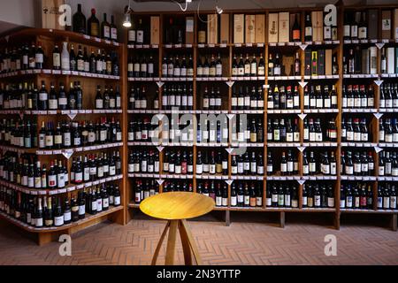 La Morra, Piemonte, Italia - 8 settembre 2022: Interno di una enoteca a la Morra, Piemonte Foto Stock