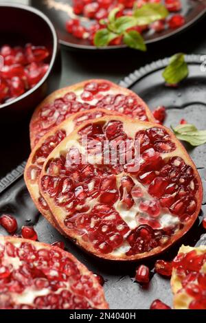 Fettine di melograno su un vassoio di metallo Foto Stock