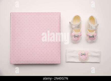 Accessori per bambini su sfondo bianco, piatto Foto Stock