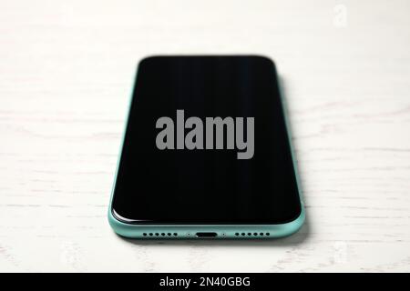 MYKOLAIV, UCRAINA - 10 LUGLIO 2020: Nuovo moderno iPhone 11 con su tavolo di legno bianco, primo piano Foto Stock