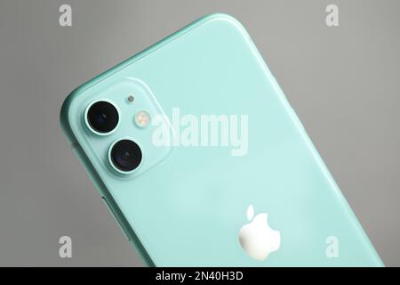 MYKOLAIV, UCRAINA - 10 LUGLIO 2020: Nuovo moderno iPhone 11 verde su sfondo grigio, primo piano Foto Stock