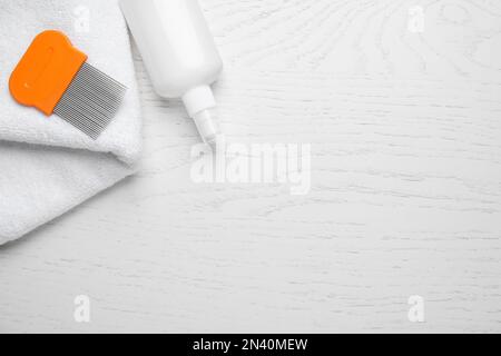 Spray, pettine metallico e asciugamano per trattamento antighiaccio su fondo in legno bianco, piatto. Spazio per il testo Foto Stock