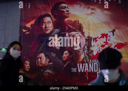 Un poster del film cinese "The Wandering Earth II" in un cinema a Pechino, Cina. 08 febbraio 2023 Foto Stock