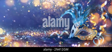 Carnevale - Venetian Mask Party - Masquerade travestito da splendenti Streamers su Abstract Defocused Bokeh Lights Foto Stock