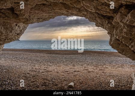 Il mare della spiaggia di Vignanotica visto da una grotta nella roccia calcarea bianca. Mattinata, Provincia di Foggia, Gargano, Puglia, Italia, Europa Foto Stock