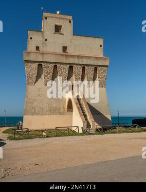 Torre Mileto è la torre di avvistamento di origine aragonese. Vicino alla torre si trova la località balneare di San Nicandro Garganico. provincia di Foggia, Puglia Foto Stock