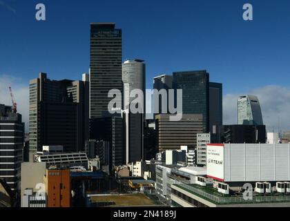 Skyline di edifici moderni che circondano la stazione ferroviaria di Nagoya, Giappone. Foto Stock