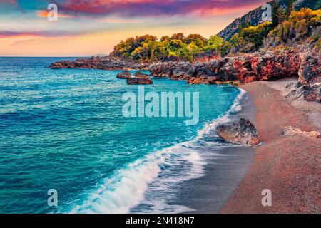 Fantastica alba sulla spiaggia di Apelistra, posizione a Himare. Incredibile primavera mattina in Albania, Europa. Maestoso mare del mare Adriatico. Bellezza di natu Foto Stock