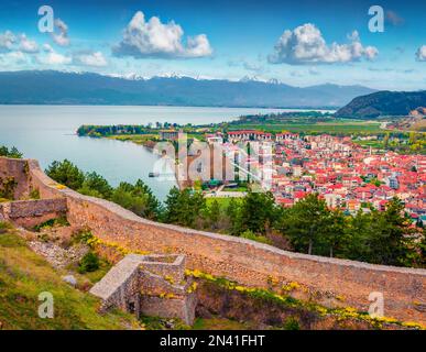 Adorabile vista primaverile della città di Ohrid dalle mura della Fortezza di Samuele. Spettacolare scena mattutina del lago di Ohrid, Macedonia settentrionale, Europa. Viaggiare con Foto Stock