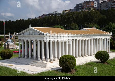 Istanbul,Turchia - 08-29-2022:il modello del tempio di Artemis è esposto nel museo Miniaturk Foto Stock