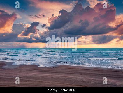 Incredibile mare estivo del mare Adriatico. Tramonto Mijestic sulla spiaggia di Semanit. Superba vista mattutina dell'Albania, Europa. Splendido scenario estivo. Foto Stock