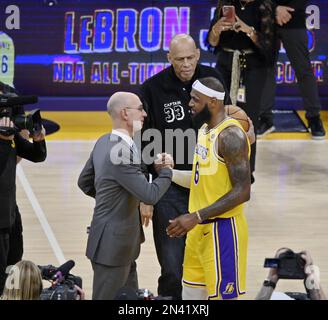 Los Angeles, Stati Uniti. 07th Feb, 2023. LeBron James, il commissario dell'NBA Adam Silver, si congratula con Kareem Abdul-Jabbar (C) dopo aver segnato il suo 36th° punto contro l'Oklahoma City Thunder, passando Abdul-Jabbar per diventare il capocannoniere dell'NBA alla Crypto.com Arena di Los Angeles martedì 7 febbraio 2023. Foto di Jim Ruymen/UPI Credit: UPI/Alamy Live News Foto Stock