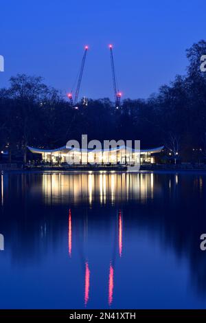 Notte o sera, Serpentine Bar & Kitchen, Park Pavilion, Hyde Park, Serpentine Road, West London, Regno Unito Foto Stock