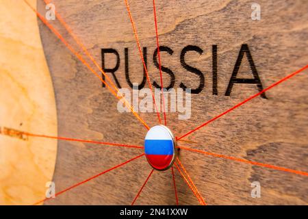 Segnaposto Russia e filo rosso per viaggiare e pianificare viaggi. Pianificazione di percorsi logistici o sfere di influenza in geopolitica Foto Stock