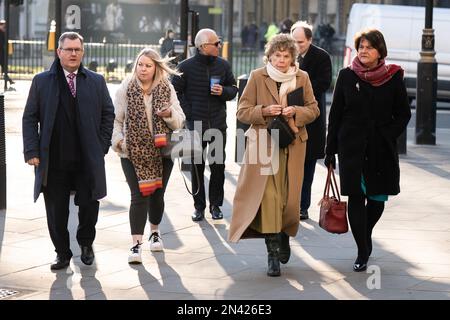 RITRASMETTERE NOMI AGGIUNTI Sir Jeffrey Donaldson (sinistra), ben Habib (sinistra), la baronessa Kate Hoey (seconda destra) e l'ex primo ministro Dame Arlene Foster (destra), al di fuori della Corte Suprema britannica di Londra, dove i giudici stanno pronunciando una sentenza sulla legittimità del protocollo sull'Irlanda del Nord. La legalità dei controversi accordi commerciali è stata messa in discussione da un collettivo di sindacalisti e sostenitori della Brexit. Il protocollo, che è un aspetto chiave dell’accordo di ritiro della Brexit, è stato progettato congiuntamente da Londra e Bruxelles per mantenere il confine terrestre irlandese libero di fluire dopo il Foto Stock