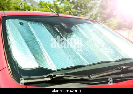 Parasole sotto il parabrezza in auto, primo piano. Protezione termica Foto Stock