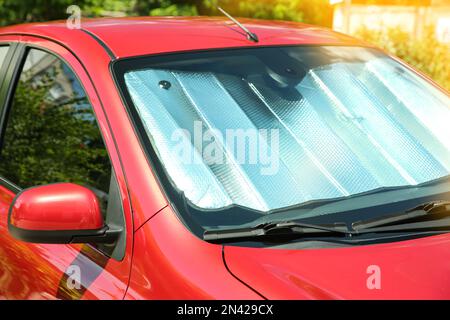 Parasole sotto il parabrezza in auto, primo piano. Protezione termica Foto Stock