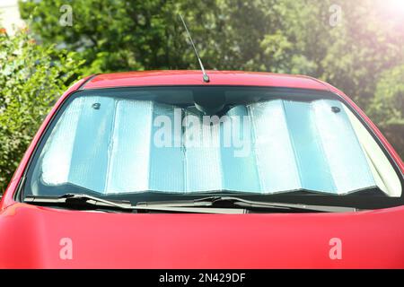 Parasole sotto il parabrezza in auto, primo piano. Protezione termica Foto Stock