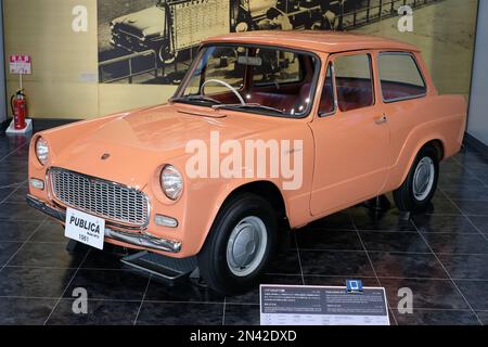 Un'auto Publicica rosa arancione vintage in mostra al Toyota Motor Museum in Giappone Foto Stock