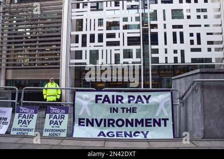 Londra, Regno Unito. 8th febbraio 2023. PICKET UNISON. I membri DI UNISON e Prospect hanno messo in scena picchetti al di fuori dell'edificio degli uffici domestici, che ospita anche l'Agenzia per l'ambiente, mentre i lavoratori dell'Agenzia per l'ambiente vanno in sciopero per pagare. Credit: Vuk Valcic/Alamy Live News Foto Stock