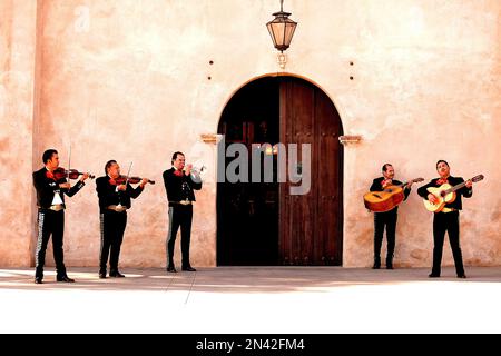 Mariachi band suona alla missione di San Gabriel nella contea di Los Angeles Foto Stock