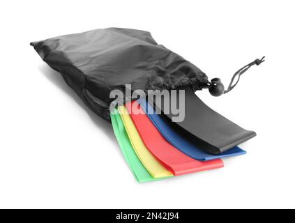 Borsa nera con fasce colorate di resistenza elastica isolate su bianco. Attrezzature fitness Foto Stock