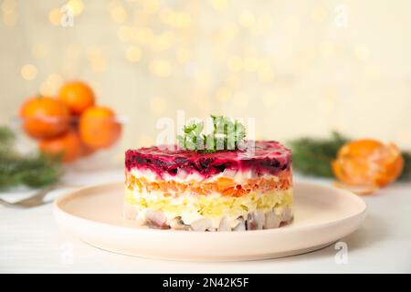 Aringa sotto pelliccia servito su tavolo bianco, spazio per il testo. Insalata russa tradizionale Foto Stock