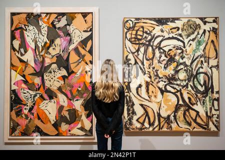 Londra, Regno Unito. 8 febbraio 2023. (L) 'Bald Eagle', 1955, e 'Feathering', 1959, entrambi di Lee Krasner in anteprima di 'Action, Gesture, Paint: Women Artists and Global Abstraction', 1940-70, una nuova mostra che cerca di rivedere l'idea che l'espressionismo astratto fosse un movimento prevalentemente associato ai pittori maschili e americani. Oltre 150 dipinti di una trascurata generazione di 80 donne artisti internazionali sono esposti alla Whitechapel Gallery dal 9 febbraio al 7 maggio 2023. Credit: Stephen Chung / Alamy Live News Foto Stock