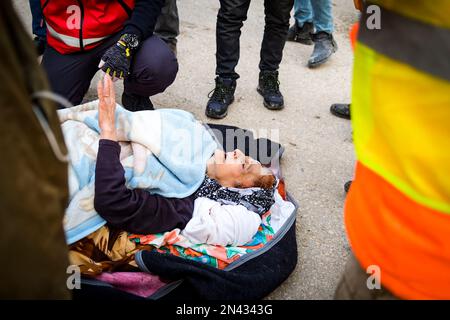 Hatay, Turchia. 01st Jan, 2020. Una donna di 65 anni che è stata tolta dalle macerie è riposata sul terreno prima di essere portata in ambulanza. La gente chiede più aiuto nel distretto di Antakya di Hatay, una delle città dove i detriti più grandi sono stati sperimentati. La Turchia ha vissuto il più grande terremoto di questo secolo nella regione di confine con la Siria. Il terremoto è stato misurato a 7,7 magnitudine. Credit: SOPA Images Limited/Alamy Live News Foto Stock