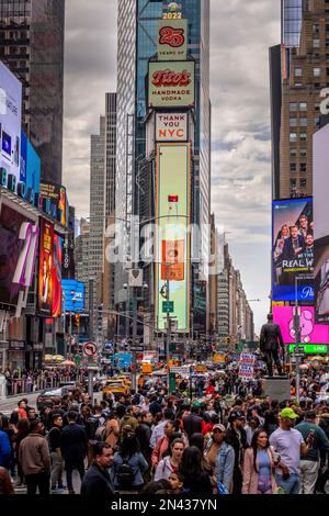 New York, USA - 24 aprile 2022: Times Square con i turisti. Iconizzato come "The Crossroads of the World", è il fulcro luminoso della Broadw Foto Stock