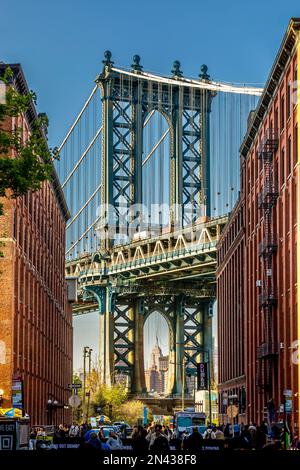 Brooklyn, New York, USA - 25 aprile 2022: Vista del ponte di Manhattan dal quartiere Dumbo di Brooklyn. Empire state Building sullo sfondo Foto Stock