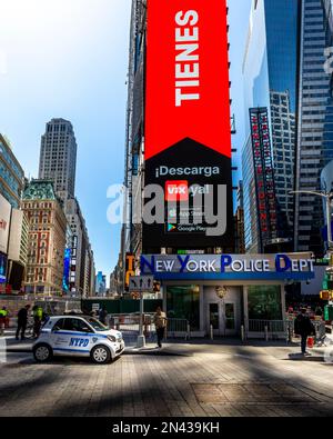 New York, USA - 24 aprile 2022: Vista del Dipartimento di polizia di New York a Times Square Foto Stock