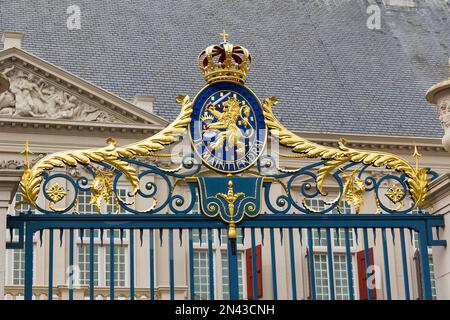 Si tratta di uno stemma su un cancello nella residenza reale Palace Noordeinde 8 maggio 2013 a l'Aia, Paesi Bassi. Foto Stock