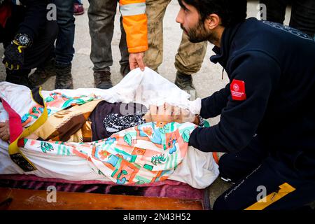 Hatay, Antakya, Turchia. 1st Jan, 2020. Una donna di 65 anni che è stata tolta dalle macerie viene portata in ambulanza. La gente chiede più aiuto nel distretto di Antakya di Hatay, una delle città dove i detriti più grandi sono stati sperimentati. La Turchia ha vissuto il più grande terremoto di questo secolo nella regione di confine con la Siria. Il terremoto è stato misurato a 7,7 magnitudine. (Credit Image: © Murat Kocabas/SOPA Images via ZUMA Press Wire) SOLO PER USO EDITORIALE! Non per USO commerciale! Foto Stock