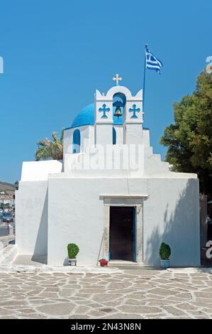 Piccola chiesa vicino al porto di Parikia, Paros, Cicladi, Grecia Foto Stock