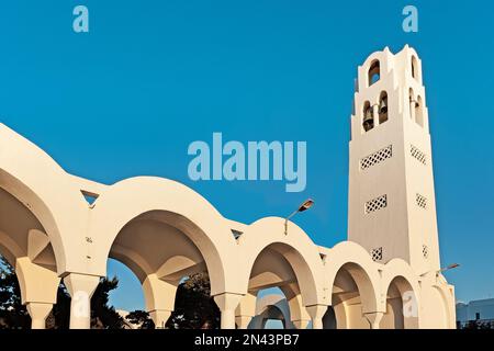 Frammento della Cattedrale Metropolitana Ortodossa di Thira o Chiesa Cattedrale di Candléas del Signore a Fira, Santorini Grecia al tramonto Foto Stock