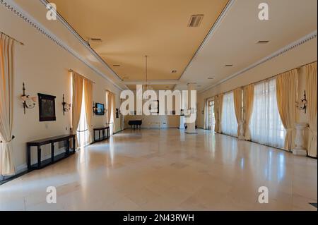 Interno ombreggiato di una delle stanze in Achilleion (chiamato dopo Achille) palazzo dell'imperatrice d'Austria Elisabetta di Baviera, in Gastouri, Corfù, Grecia Foto Stock